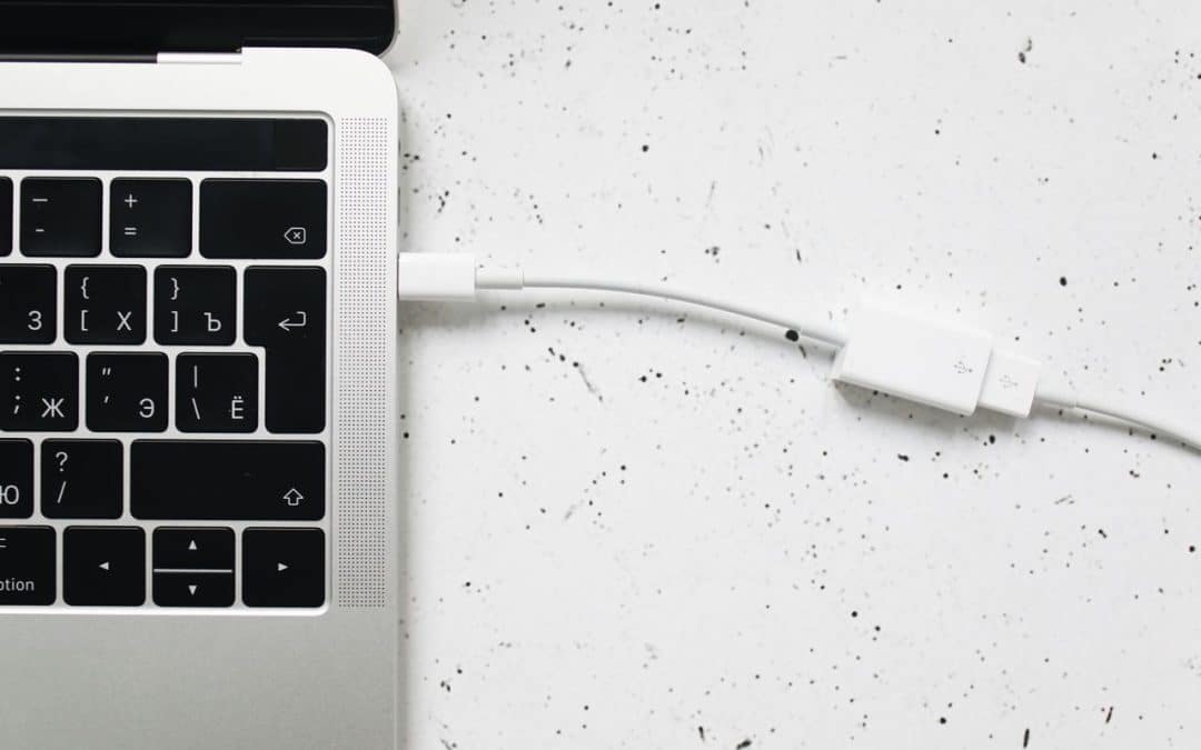 Notebook faz estalo quando começa a carregar: é normal?